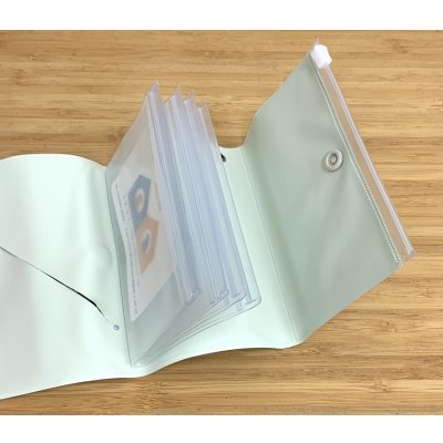 内側にジップポケット４枚付き