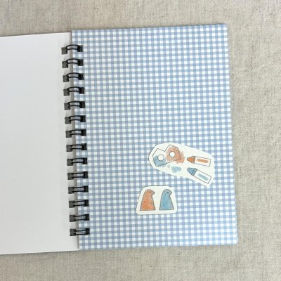 中の台紙はシールを整理して貼りやすいチェック柄です