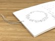 凹みのある活版印刷。吊り紐付きです。