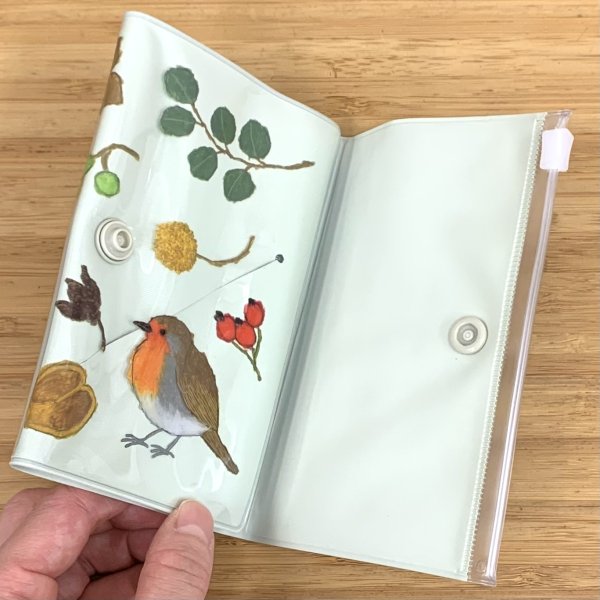 ホックボタン付きでしっかり閉じて持ち歩けます