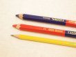 一般的な鉛筆と比べるとこのくらい太さが違います。